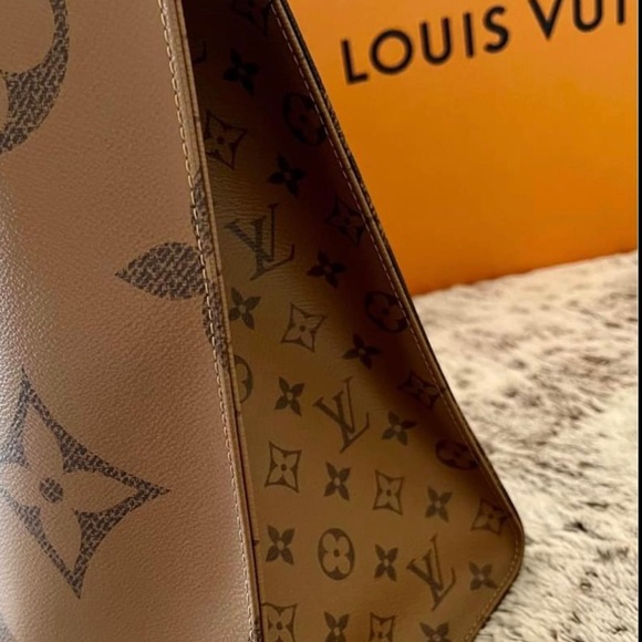 On The Go GM Giant Monogram Giant Monogram Reverse Tote Bag - Picture 3 of 6